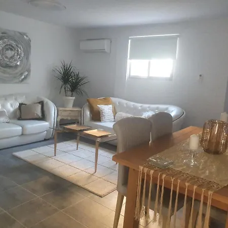 Semesterbostad Cozy Near Hospital Larnaca
